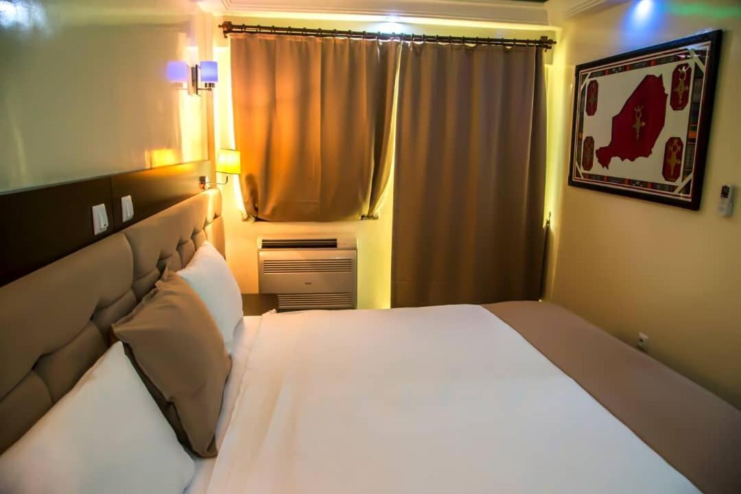 Hotel Univers 3 Aeroport Luxe Niamey Bagian luar foto
